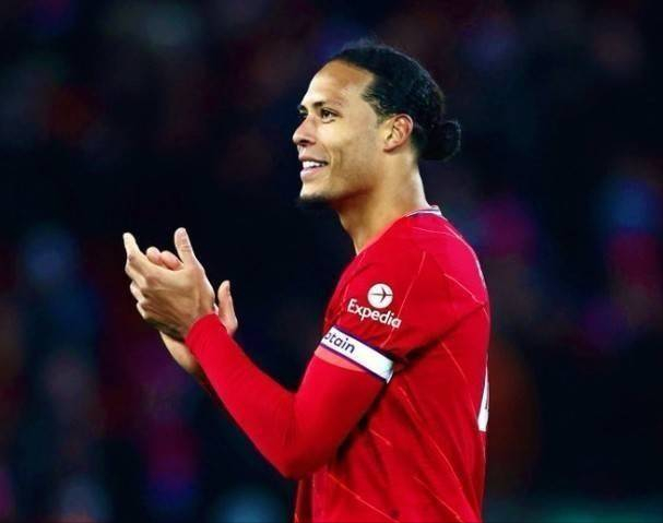 后卫破门后激情亲吻队徽，引球迷共鸣（后卫进球后深情亲吻队徽，点燃球迷共鸣）