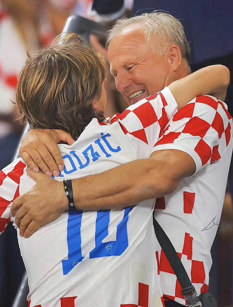 29岁法国女子网球名将转行当“网红模特”，曾因隆胸惹争议（29岁法国女网坛名将转型做网红模特，曾因隆胸手术引发争议）